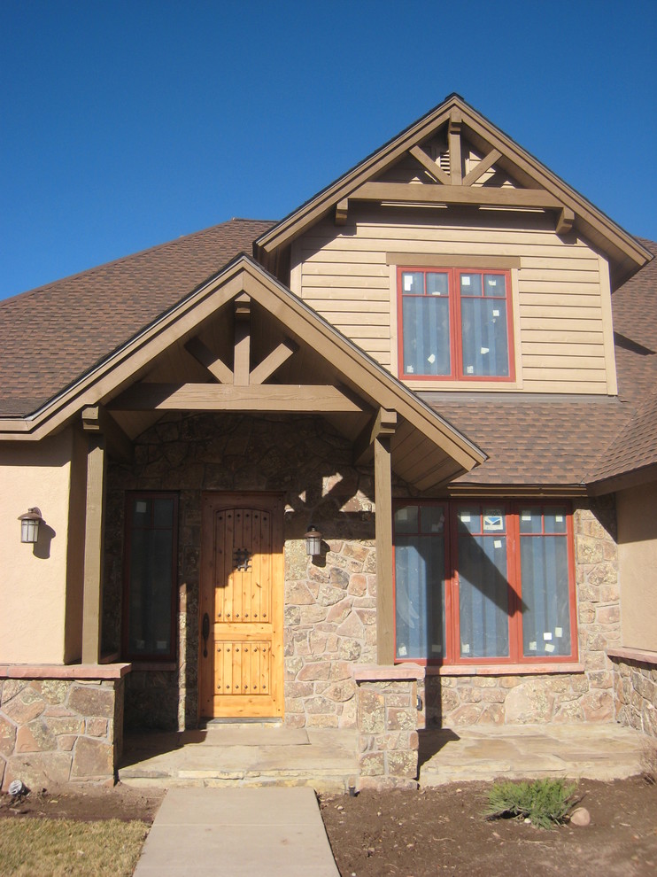 Große, Einstöckige Urige Holzfassade Haus mit beiger Fassadenfarbe und Halbwalmdach in Denver
