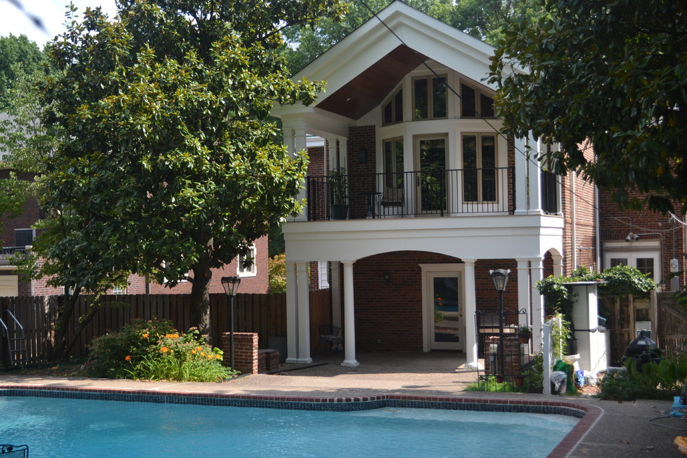 Example of a classic exterior home design in St Louis