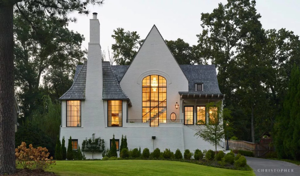 Ispirazione per la villa bianca classica a due piani di medie dimensioni con rivestimento in mattoni e copertura a scandole