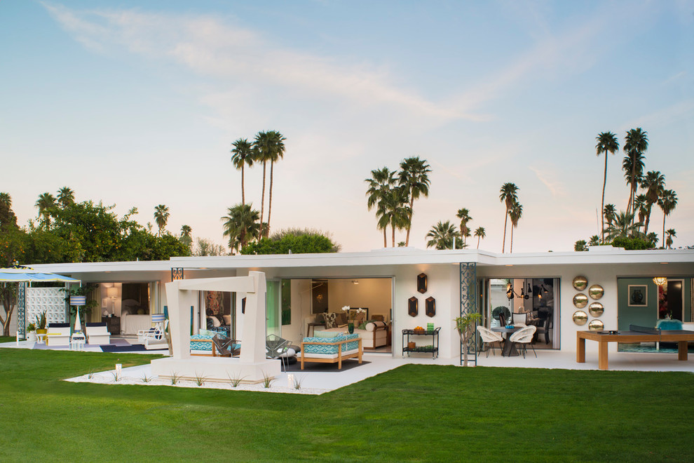 Einstöckiges Mid-Century Einfamilienhaus mit weißer Fassadenfarbe in San Diego