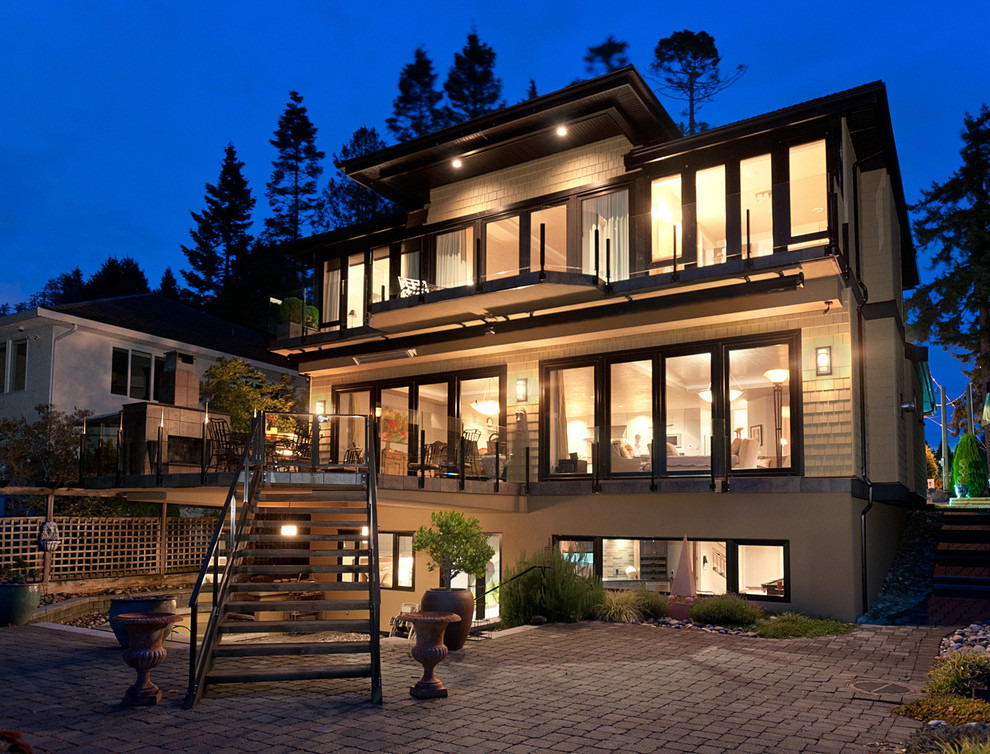 Cette photo montre une façade de maison beige tendance de taille moyenne et à deux étages et plus avec un revêtement mixte.