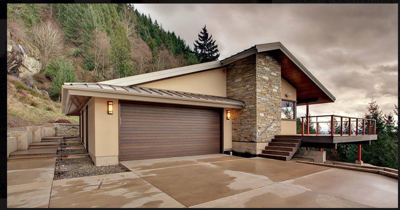 Immagine della facciata di una casa ampia beige contemporanea a due piani con rivestimenti misti e tetto a capanna