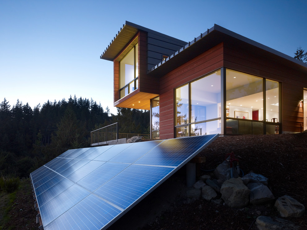 Mittelgroße, Zweistöckige Moderne Holzfassade Haus mit brauner Fassadenfarbe und Pultdach in Seattle