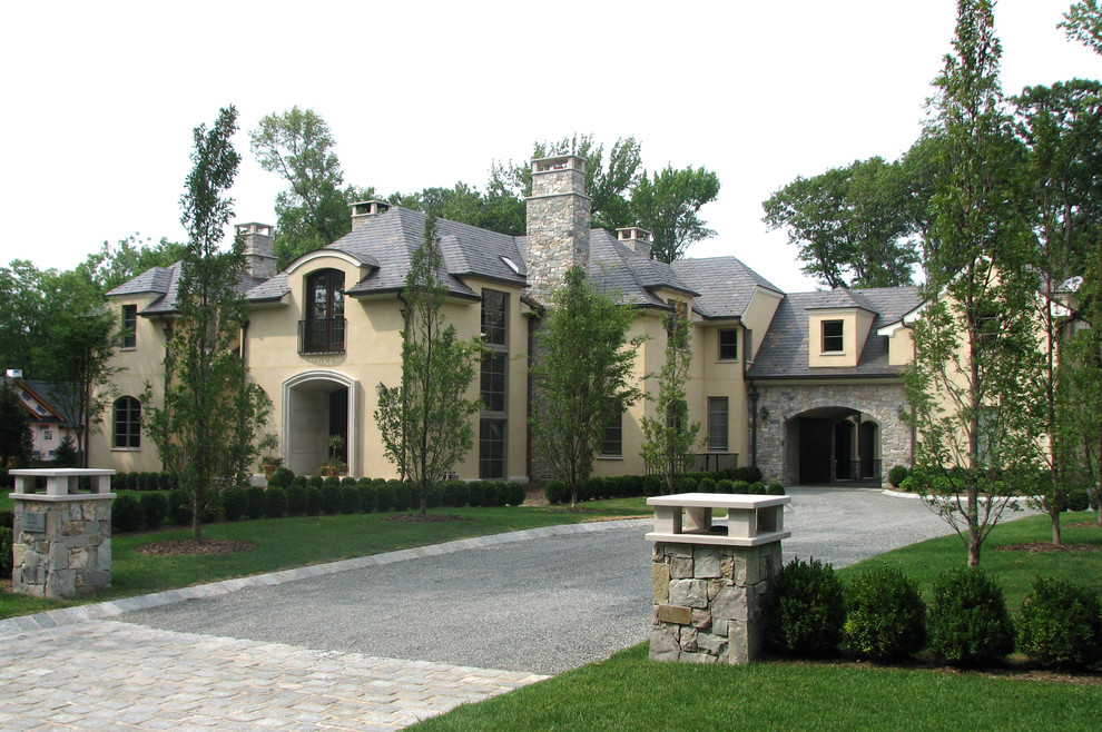 Großes, Zweistöckiges Mediterranes Einfamilienhaus mit Steinfassade, beiger Fassadenfarbe, Walmdach und Schindeldach in New York