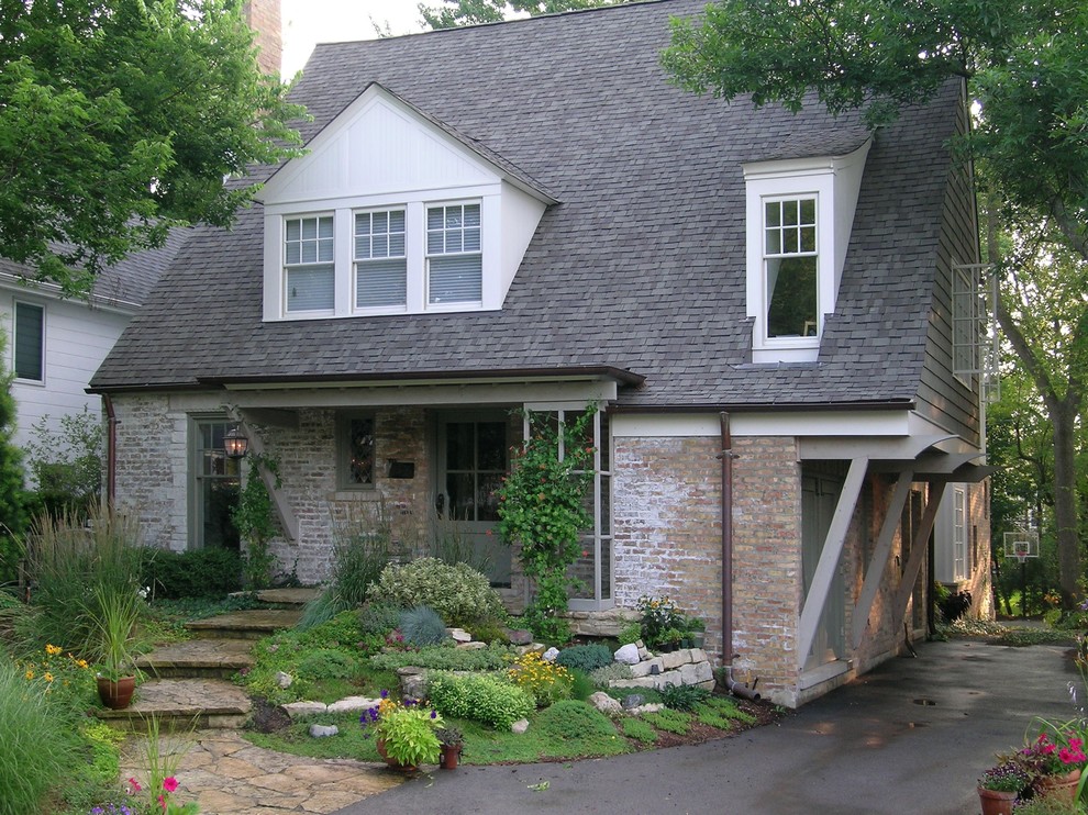Esempio della facciata di una casa piccola classica con rivestimento in mattoni
