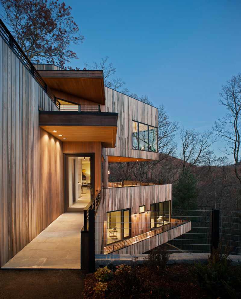 Imagen de fachada beige minimalista grande de tres plantas con revestimiento de madera y tejado plano