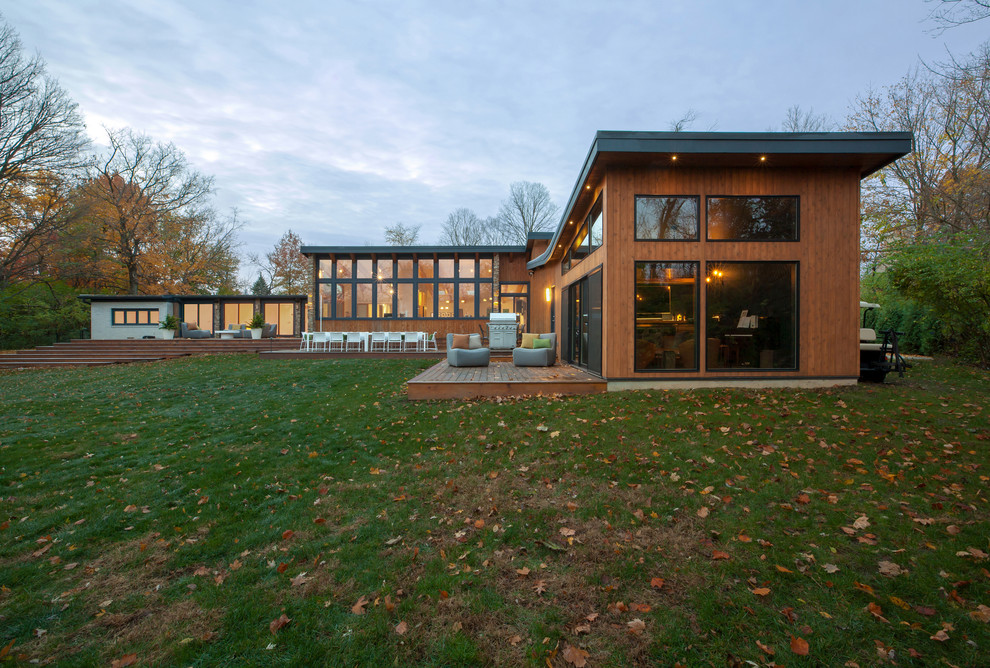 Cette image montre une petite façade de maison orange vintage en bois de plain-pied avec un toit en appentis.