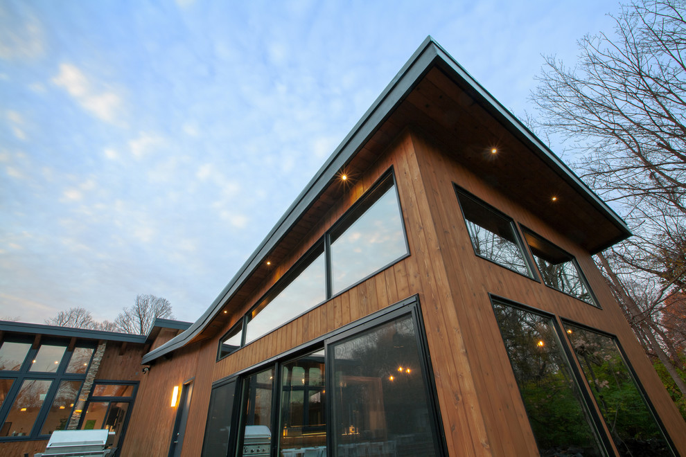 Cette image montre une petite façade de maison orange vintage en bois de plain-pied avec un toit en appentis.