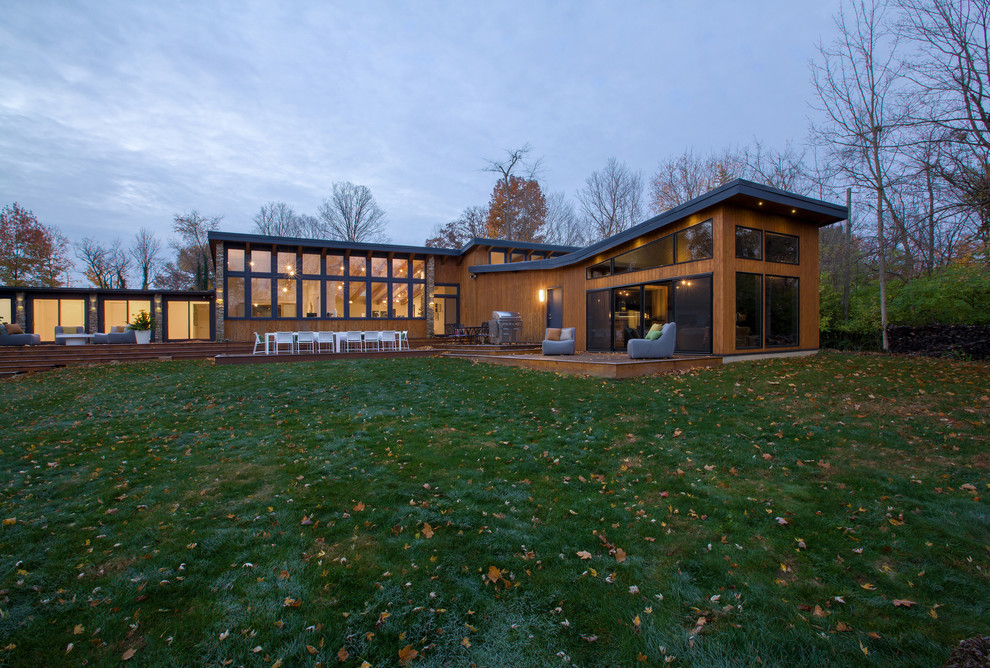 Idee per la facciata di una casa piccola arancione moderna a un piano con rivestimento in legno