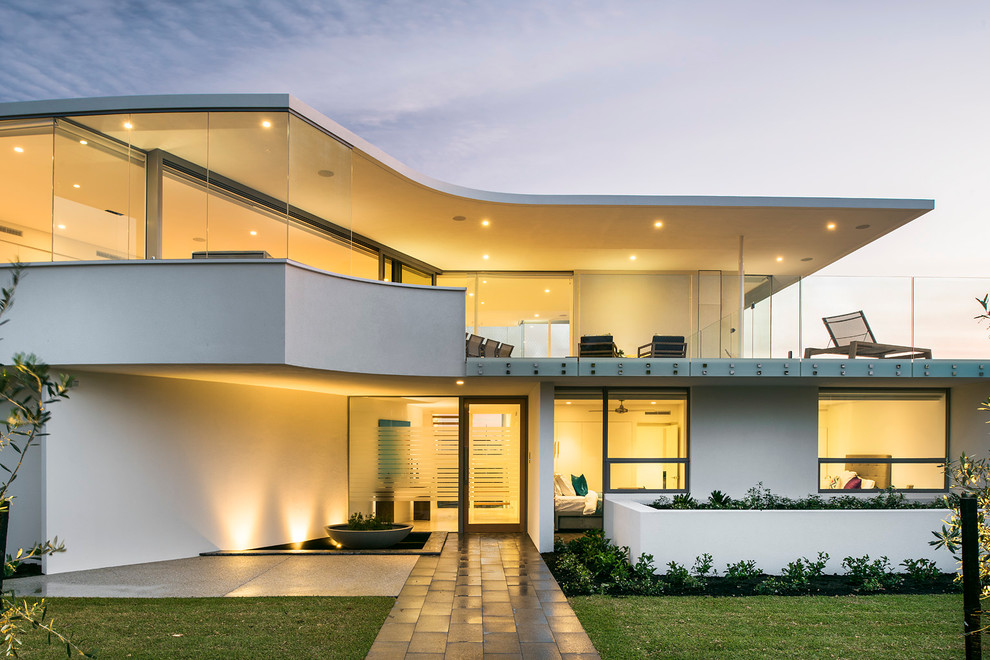Источник вдохновения для домашнего уюта: огромный, трехэтажный, белый дом в стиле модернизм