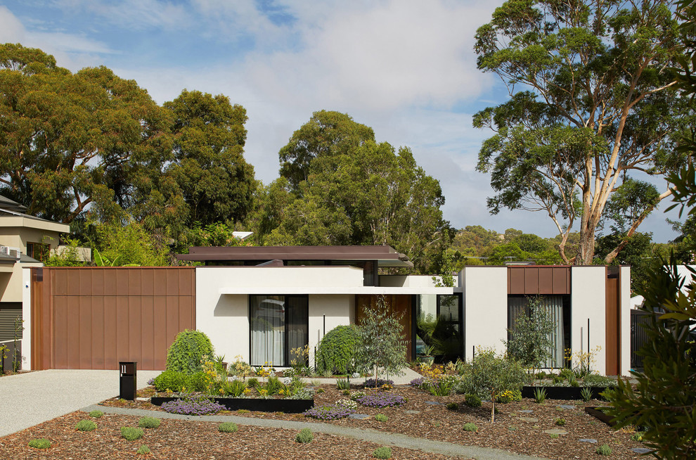 На фото: дом в стиле модернизм с плоской крышей с
