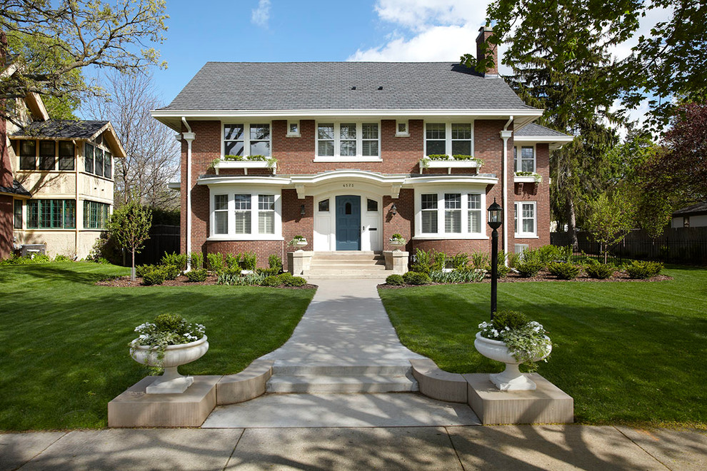 Design ideas for a classic house exterior in Minneapolis.