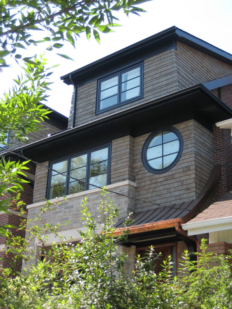 Foto della facciata di una casa contemporanea con rivestimento in pietra e abbinamento di colori