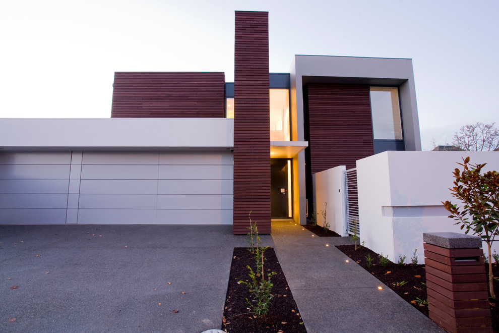 Zweistöckiges Modernes Haus mit Mix-Fassade, weißer Fassadenfarbe und Flachdach in Christchurch