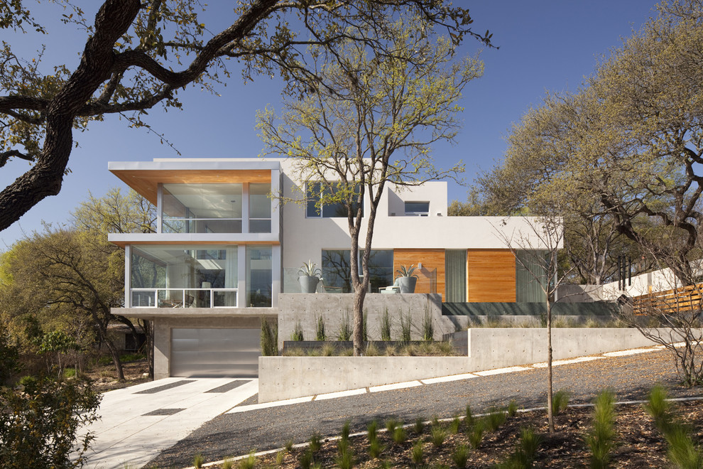Große, Zweistöckige Moderne Holzfassade Haus mit Flachdach und weißer Fassadenfarbe in Austin