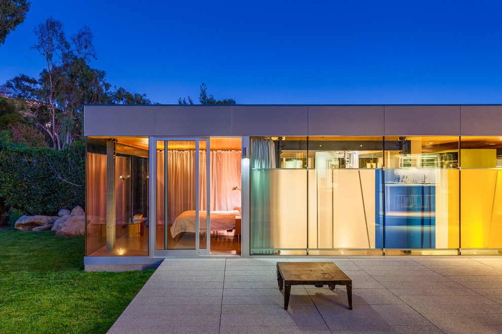 Réalisation d'une façade de maison minimaliste en verre de plain-pied.