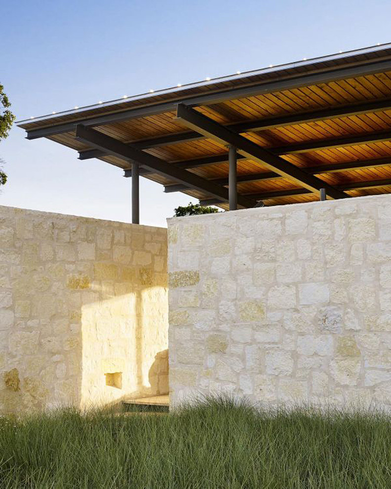 Idee per la facciata di una casa mediterranea in pietra e intonaco