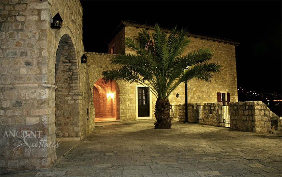 Foto della facciata di una casa mediterranea in pietra e intonaco