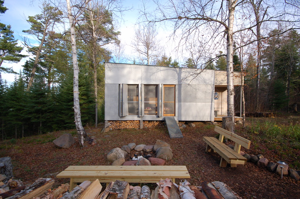 Пример оригинального дизайна: маленький, одноэтажный, серый дом в стиле рустика с комбинированной облицовкой для на участке и в саду