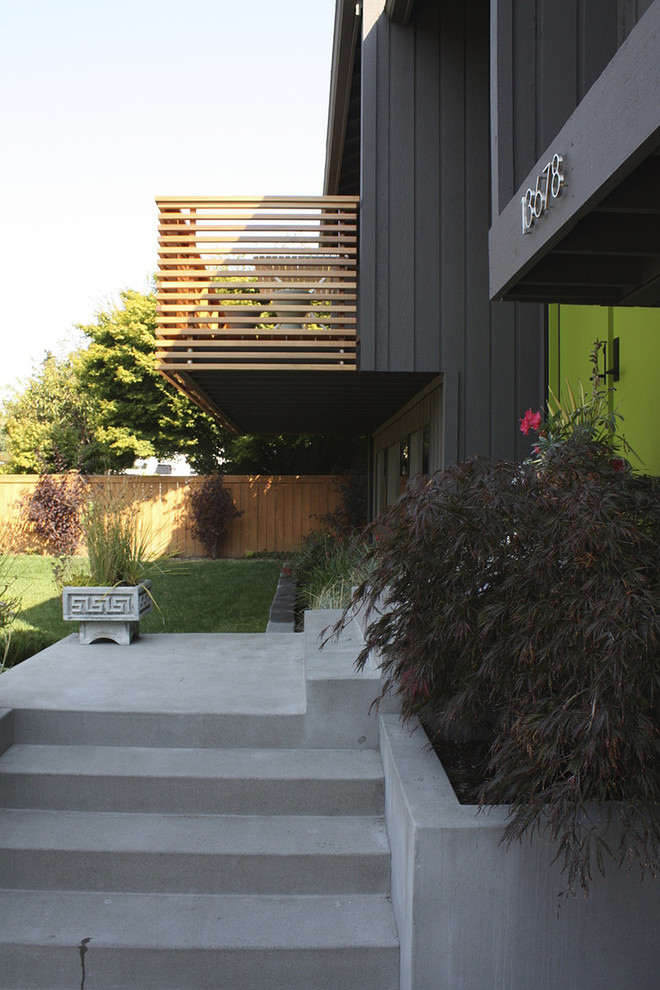 シアトルにあるコンテンポラリースタイルのおしゃれなグレーの家の写真