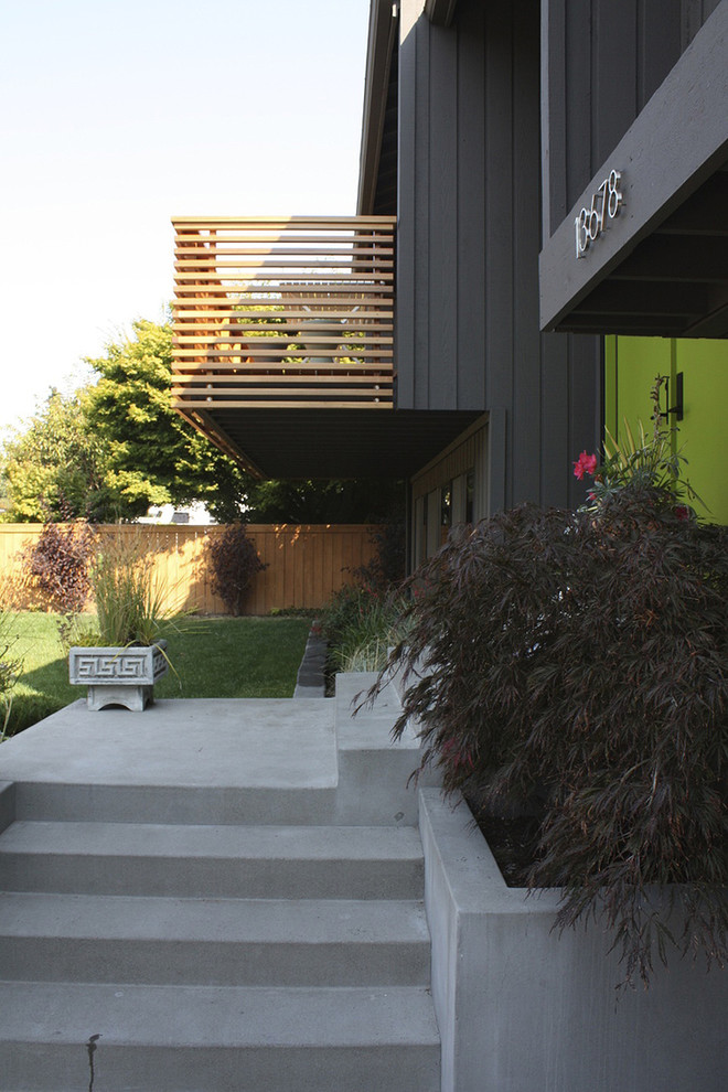 Aménagement d'une façade de maison grise contemporaine.