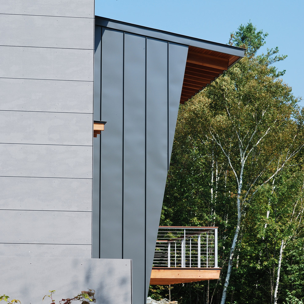 Großes, Dreistöckiges Modernes Haus mit Mix-Fassade, grauer Fassadenfarbe und Pultdach in Burlington