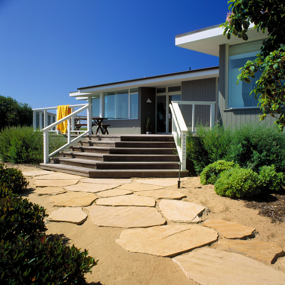 Einstöckiges Maritimes Haus mit Flachdach in Santa Barbara