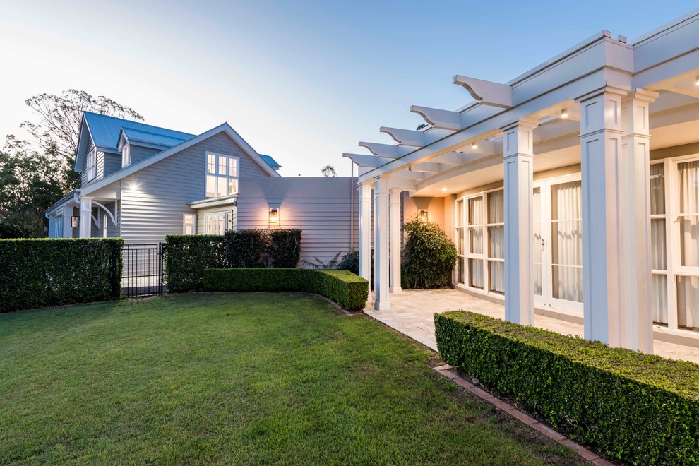 Mittelgroßes, Zweistöckiges Klassisches Haus mit Mix-Fassade und beiger Fassadenfarbe in Brisbane
