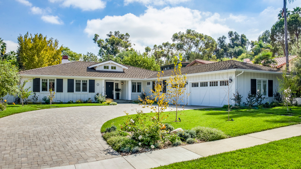 Großes, Einstöckiges Klassisches Einfamilienhaus mit Vinylfassade, weißer Fassadenfarbe, Walmdach, Schindeldach, grauem Dach und Wandpaneelen in Los Angeles