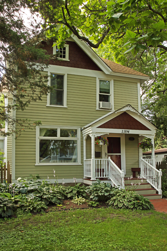 Exemple d'une façade de maison verte victorienne en panneau de béton fibré à un étage avec un toit à deux pans et un toit en shingle.