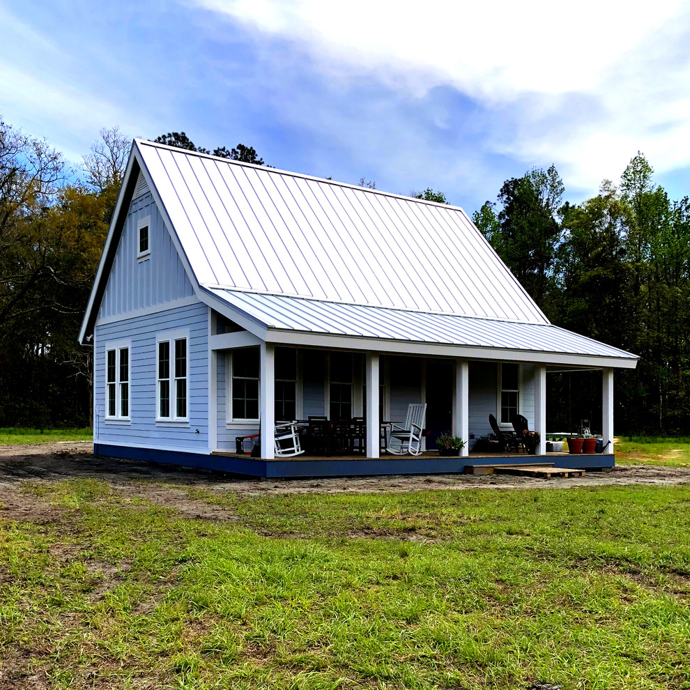 Kleines, Einstöckiges Klassisches Einfamilienhaus mit Faserzement-Fassade, blauer Fassadenfarbe, Satteldach und Blechdach in Jacksonville