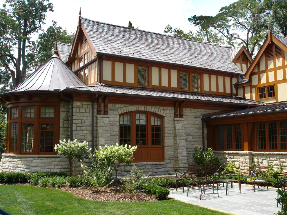 Ispirazione per la facciata di una casa classica a due piani con rivestimenti misti