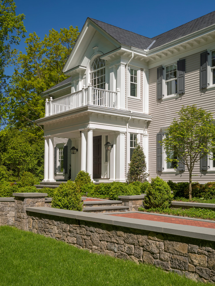 Immagine della facciata di una casa grande beige classica a due piani