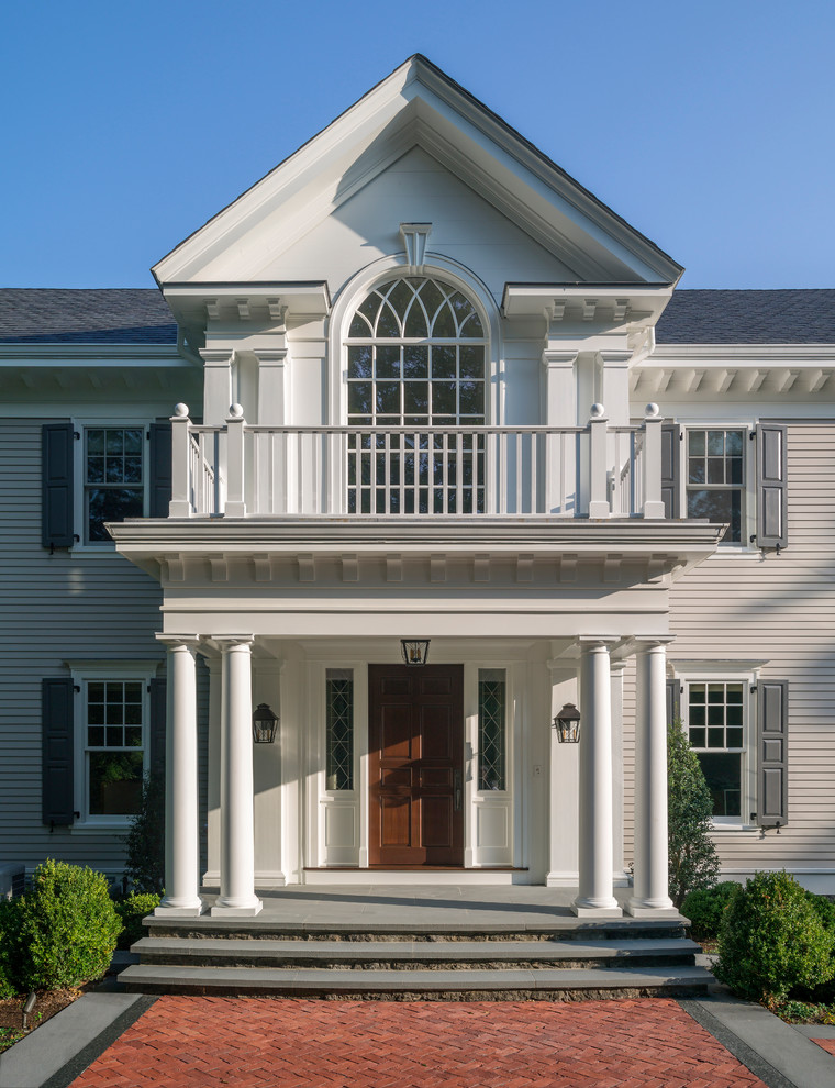 Ejemplo de fachada beige clásica de dos plantas con tejado a dos aguas