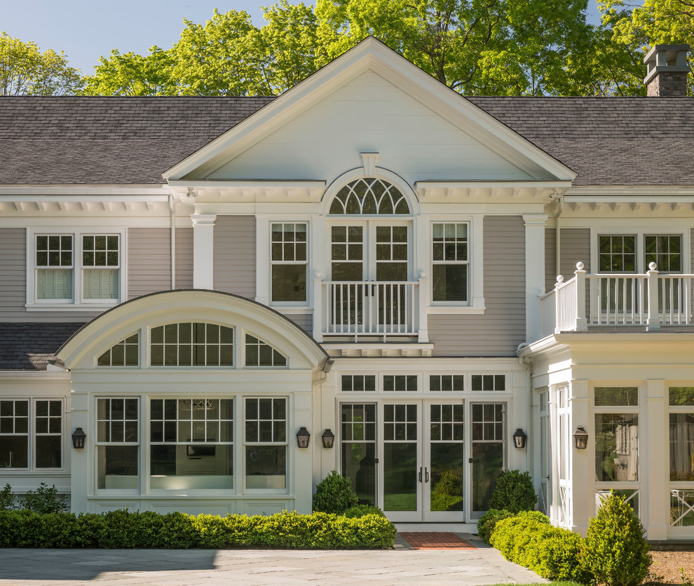 Immagine della facciata di una casa ampia beige classica a due piani