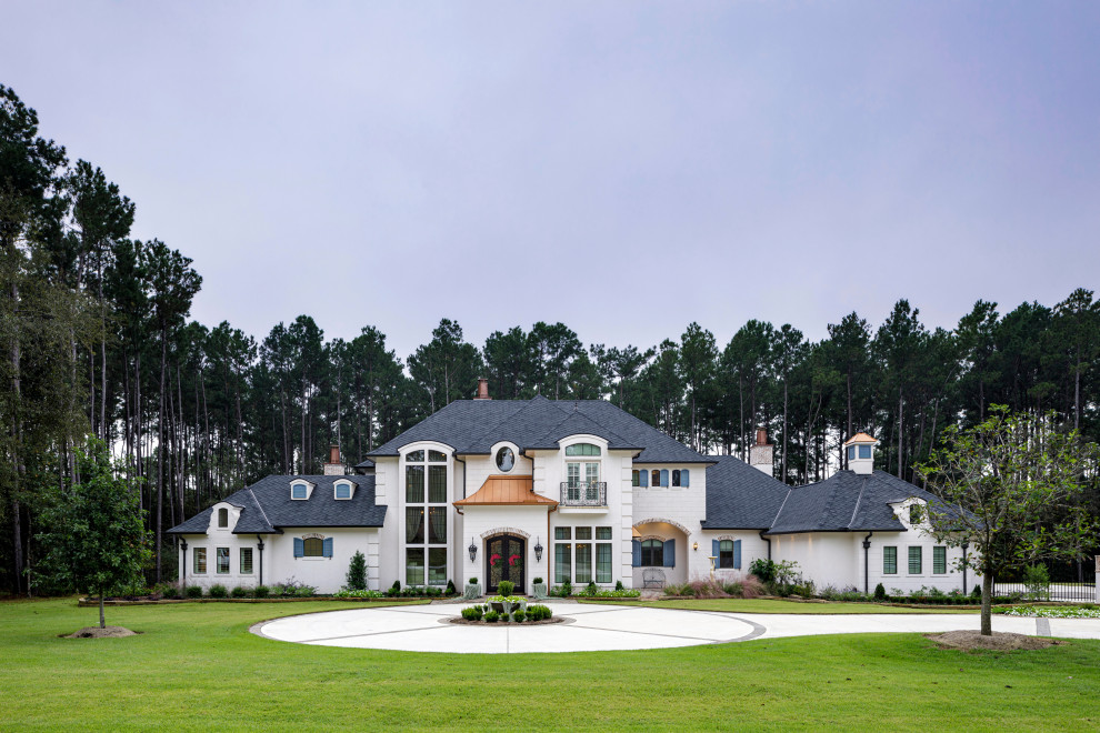 Großes, Zweistöckiges Einfamilienhaus mit Putzfassade, weißer Fassadenfarbe, Walmdach und Misch-Dachdeckung in Houston