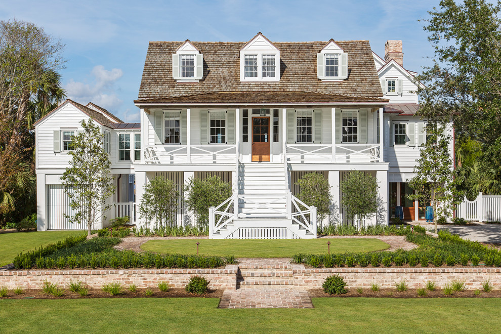 Dreistöckiges Maritimes Haus mit weißer Fassadenfarbe, Walmdach und Schindeldach in Charleston