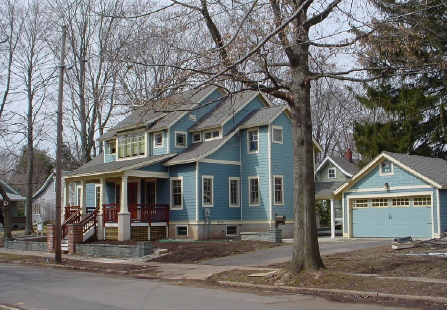 Foto på ett mellanstort amerikanskt blått hus, med tre eller fler plan, blandad fasad och sadeltak