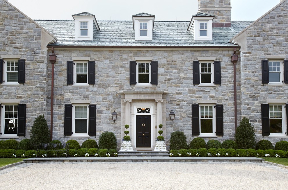 Geräumiges, Dreistöckiges Klassisches Haus mit Steinfassade, grauer Fassadenfarbe und Satteldach in New York