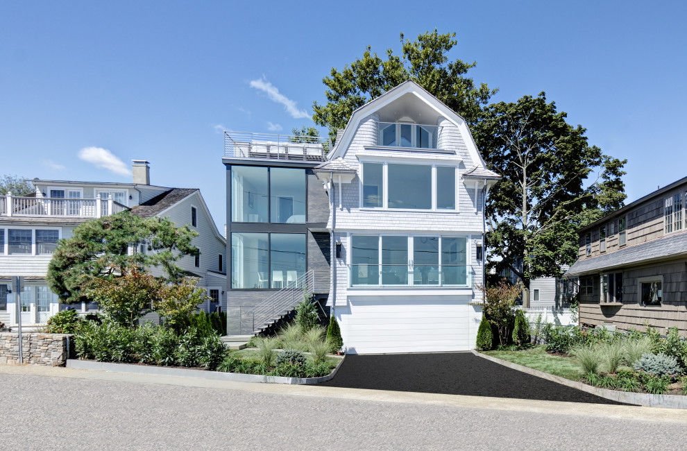 Свежая идея для дизайна: четырехэтажный, белый дом в морском стиле - отличное фото интерьера