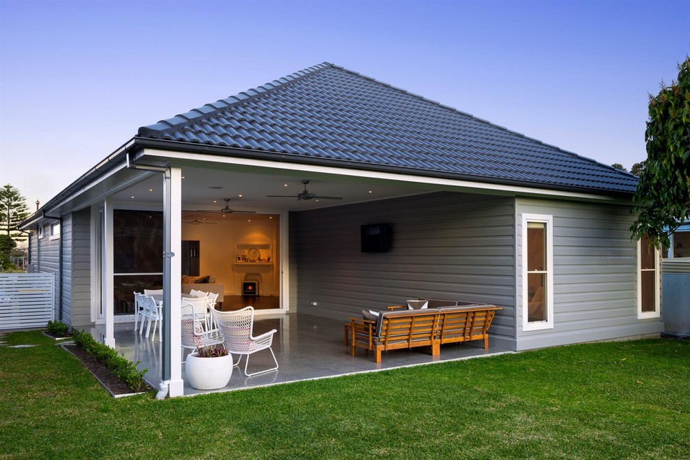 Diseño de fachada de casa gris clásica de tamaño medio de una planta con revestimiento de madera, tejado a cuatro aguas y tejado de teja de barro