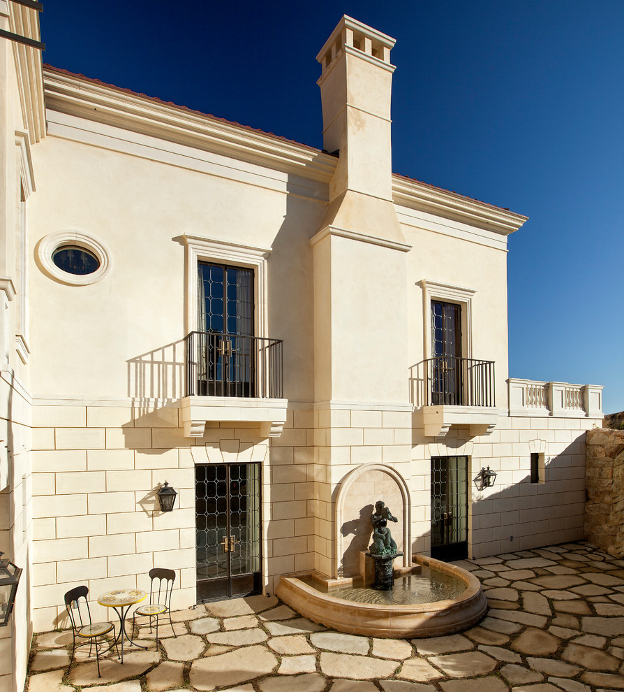サンタバーバラにある地中海スタイルのおしゃれな家の外観の写真