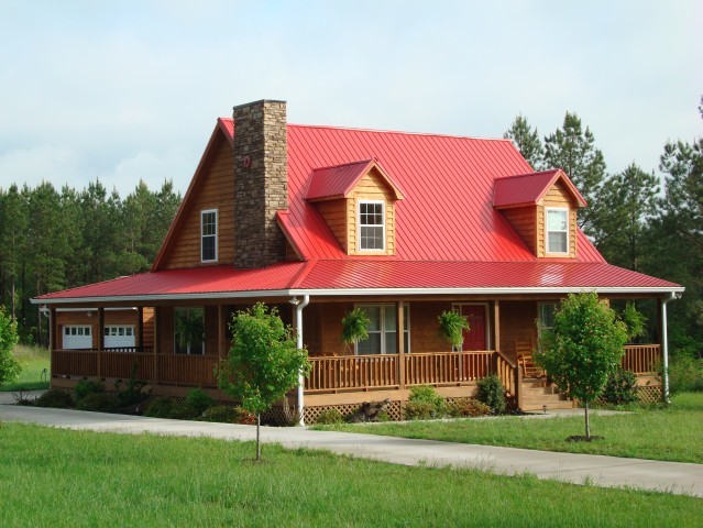 Mittelgroße, Zweistöckige Landhaus Holzfassade Haus mit brauner Fassadenfarbe und Satteldach in Jacksonville