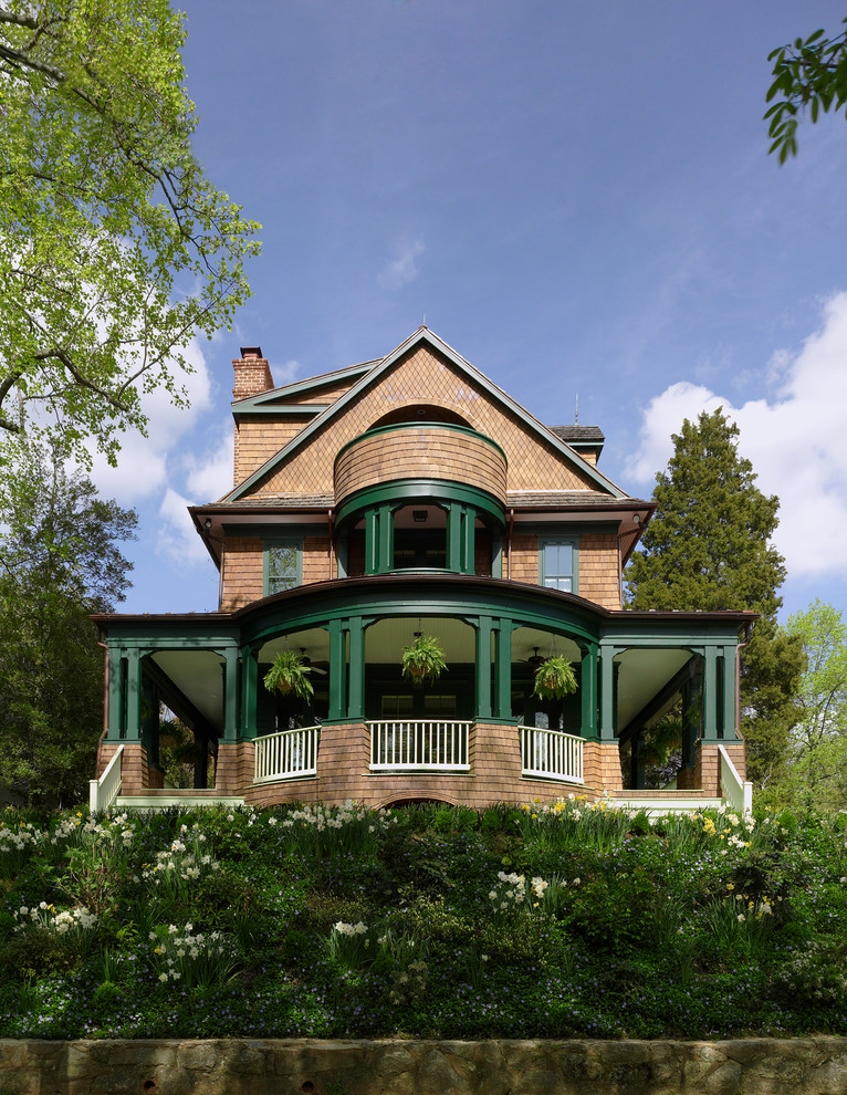 Idee per la facciata di una casa vittoriana a tre piani con rivestimento in legno