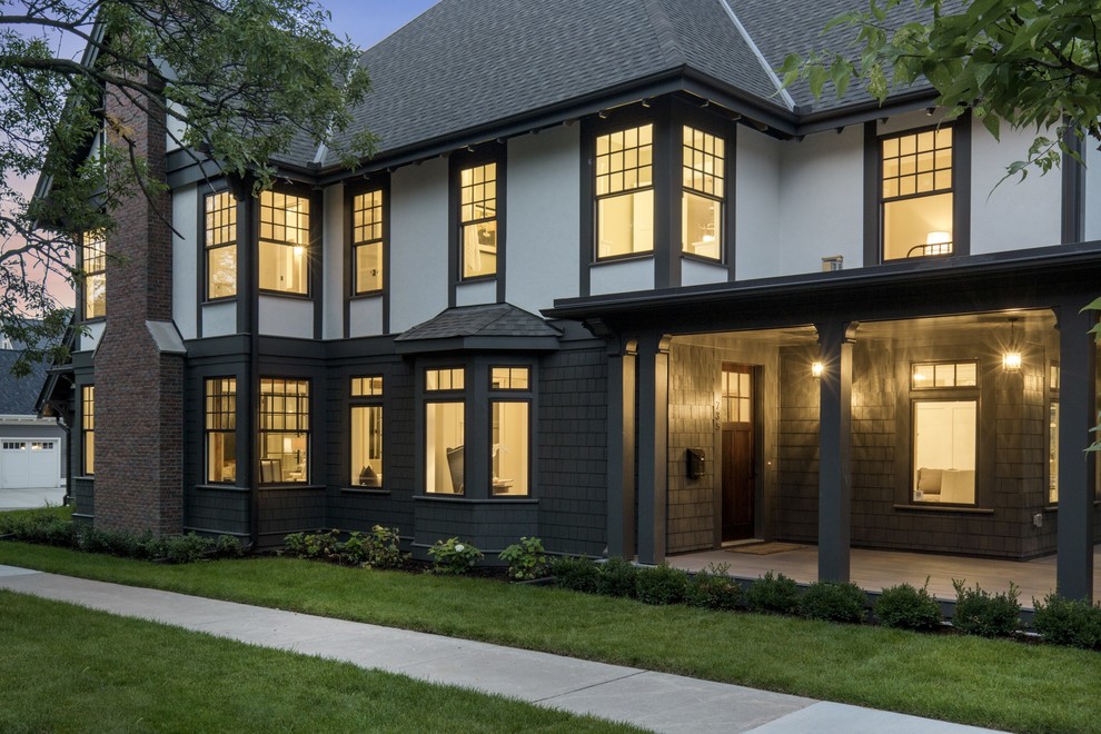 Großes, Zweistöckiges Klassisches Haus mit Mix-Fassade, brauner Fassadenfarbe und Satteldach in Minneapolis