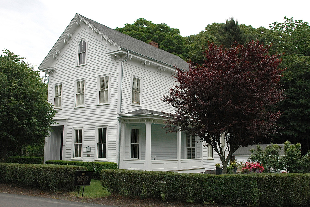 Exemple d'une façade de maison blanche victorienne en bois de taille moyenne et à deux étages et plus avec un toit à deux pans.