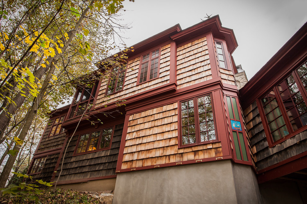 Kleine, Zweistöckige Asiatische Holzfassade Haus mit brauner Fassadenfarbe und Walmdach in Chicago
