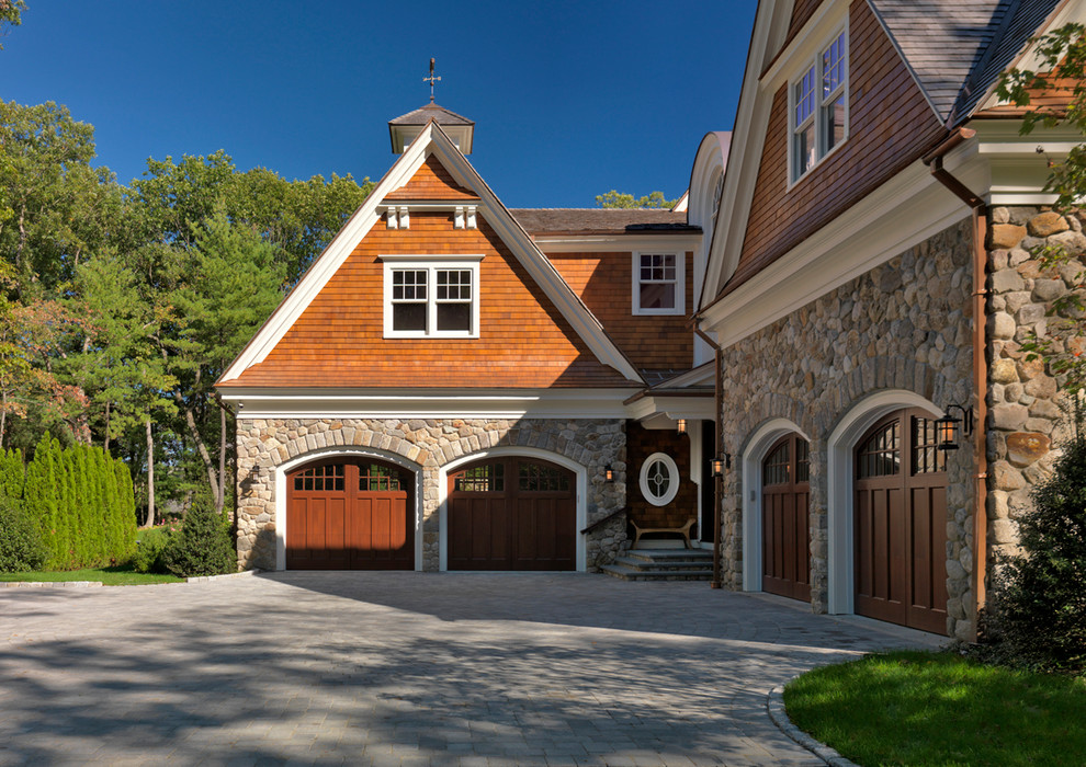 Exemple d'une façade de maison chic en pierre avec un toit à deux pans.