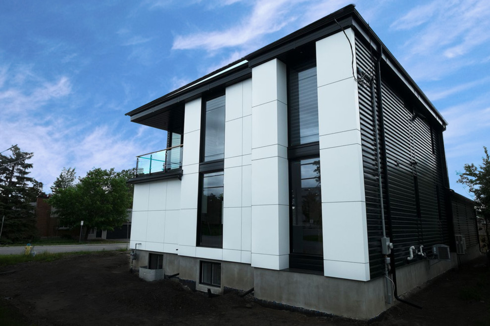 Großes, Zweistöckiges Industrial Einfamilienhaus mit Metallfassade, bunter Fassadenfarbe, Flachdach und Blechdach in Ottawa