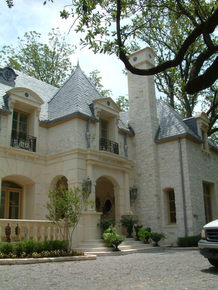 ダラスにある高級なヴィクトリアン調のおしゃれな家の外観 (石材サイディング、マルチカラーの外壁) の写真